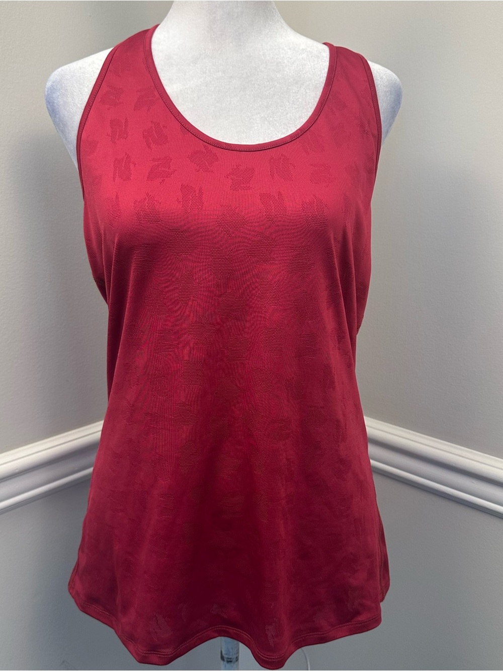 Rabbit Cranberry Scoop Neck Tank Top L